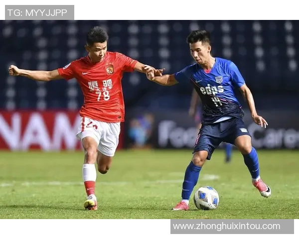 广州足球队配合引发热议球迷对战术安排和球员默契提出不同看法